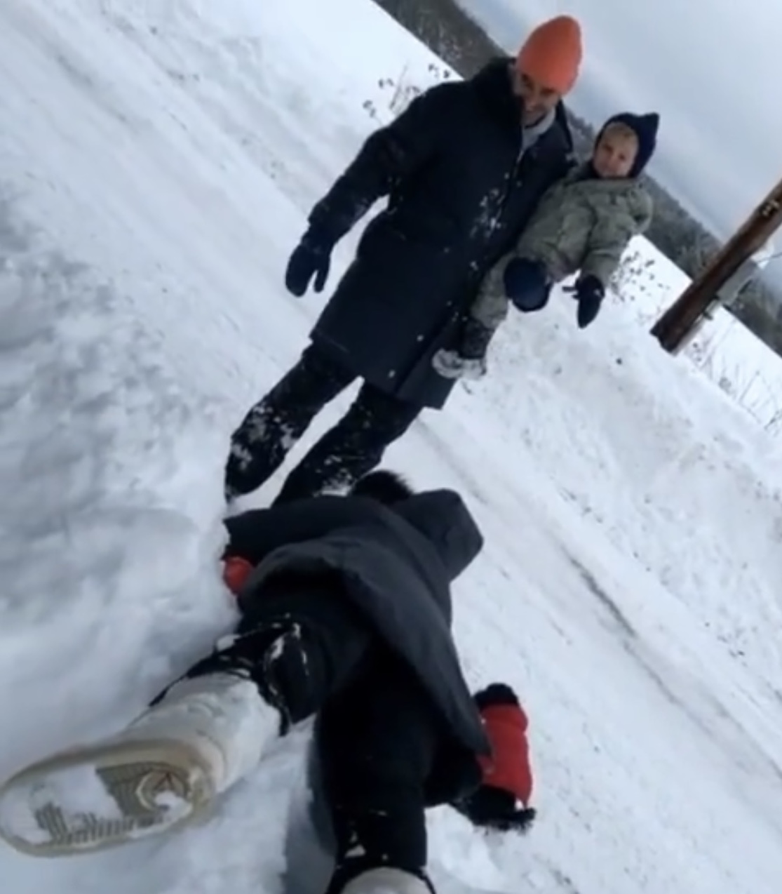 Amy Schumer Stuck In Snow While Husband Tries To Help