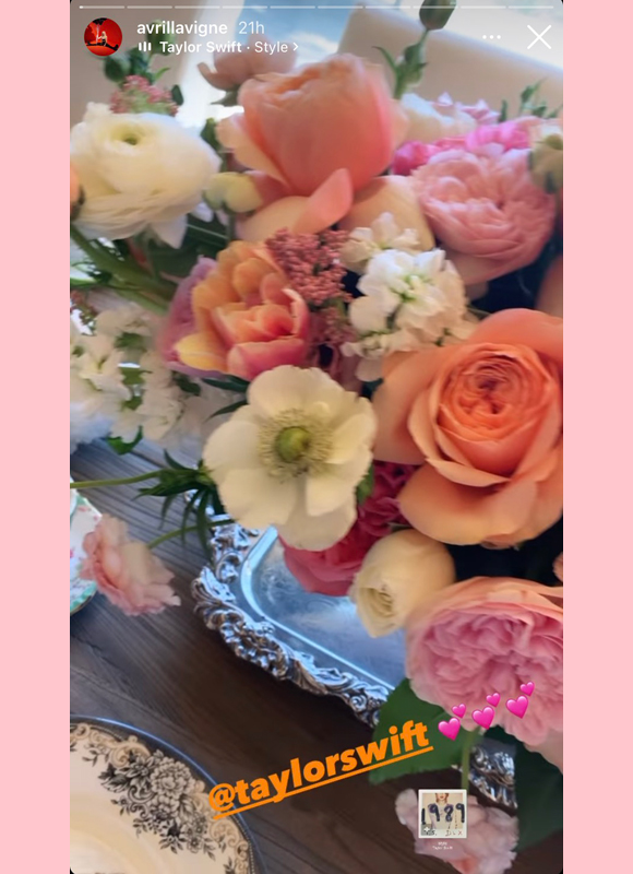 avril lavigne, taylor swift : taylor's bouquet for avril instagram story